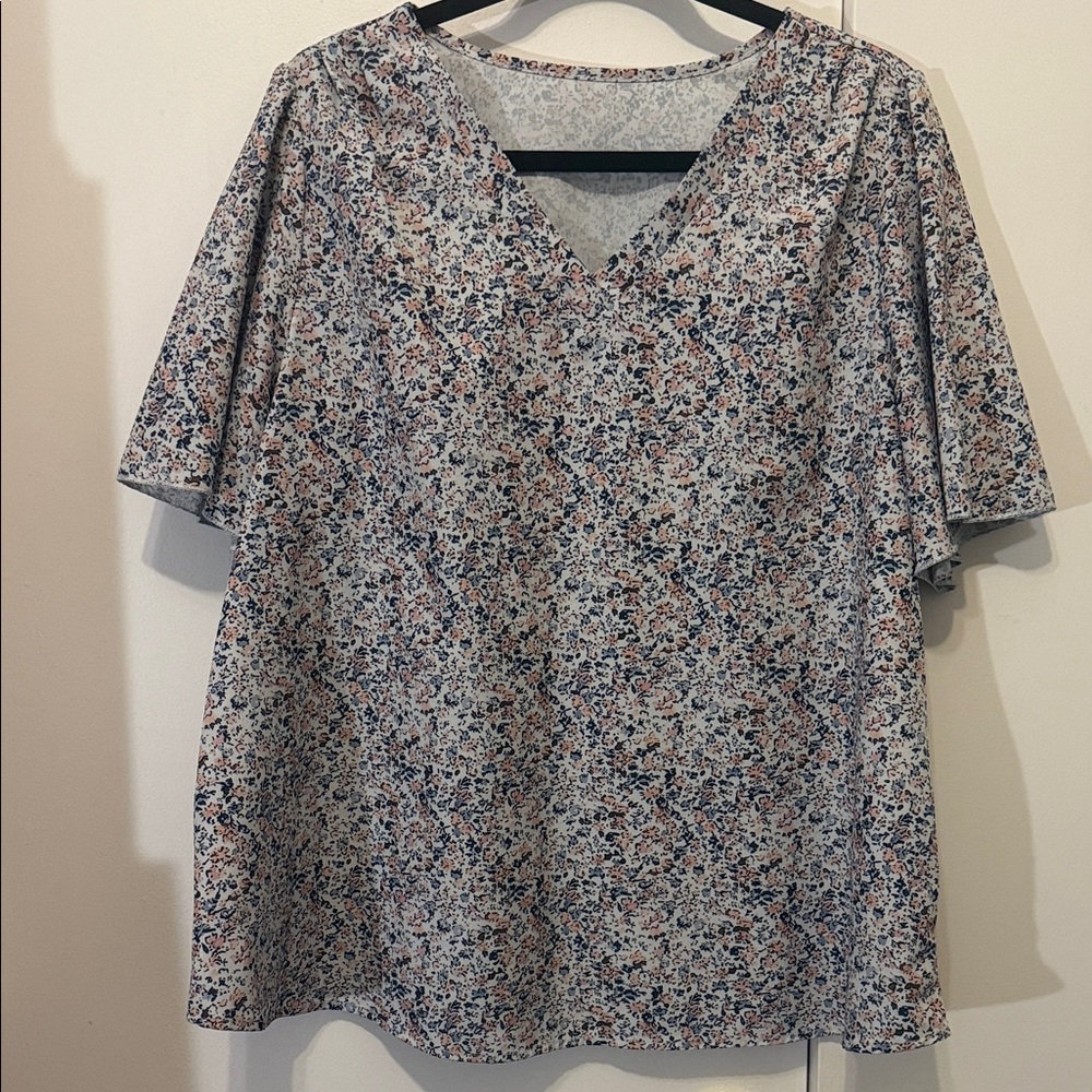 4 for $20 💐Floral V-Neck Women's Top